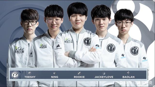 她在接发球 她在接发球